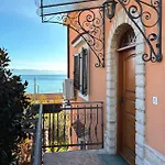 Cozy In With House Sea View Апартаменты *