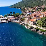 Апартаменты Cozy In With House Sea View