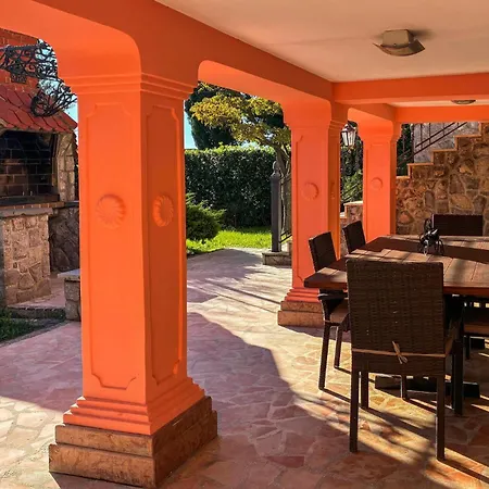 2 Bedroom Gorgeous In Opric